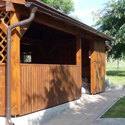 Penzión KALM - kryté posedenie s krbom a šípkami